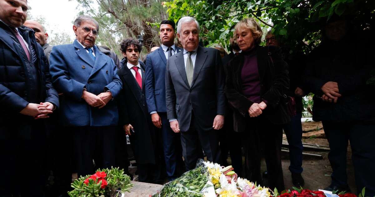 Lo Stato ad Hammamet per commemorare Craxi, La Russa: “Non doveva morire in esilio”. E Tajani: “Giusto che sia riabilitato”