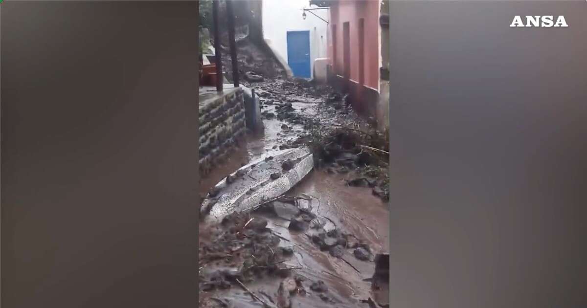 Nubifragio a Stromboli, le strade del borgo di Ginostra invase da un fiume di acqua e fango: abitanti bloccati nelle loro case