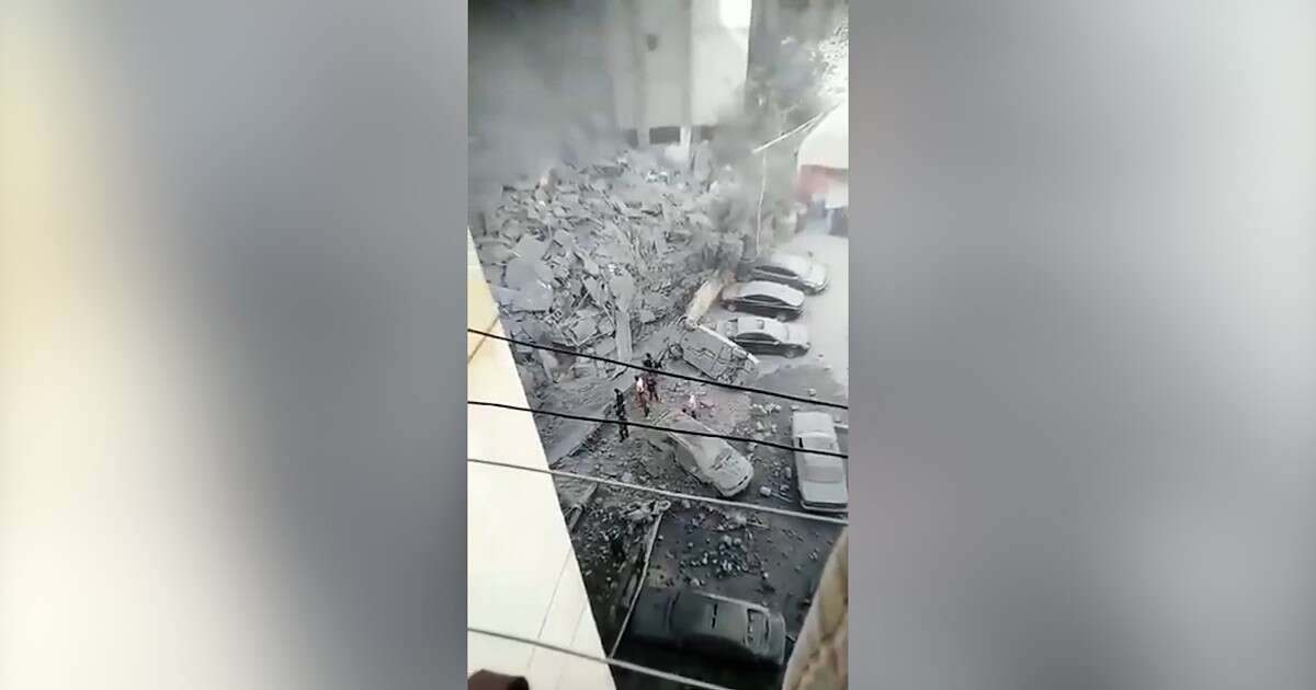 Libano, raid israeliano distrugge un edificio della periferie di Beirut: le immagini subito dopo l’attacco