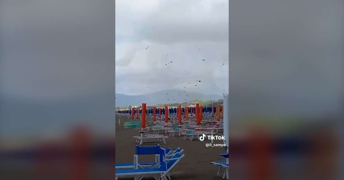 Paura a Marina di Grosseto: una tromba d’aria formata in mare si muove verso la spiaggia e distrugge gli stabilimenti – Video