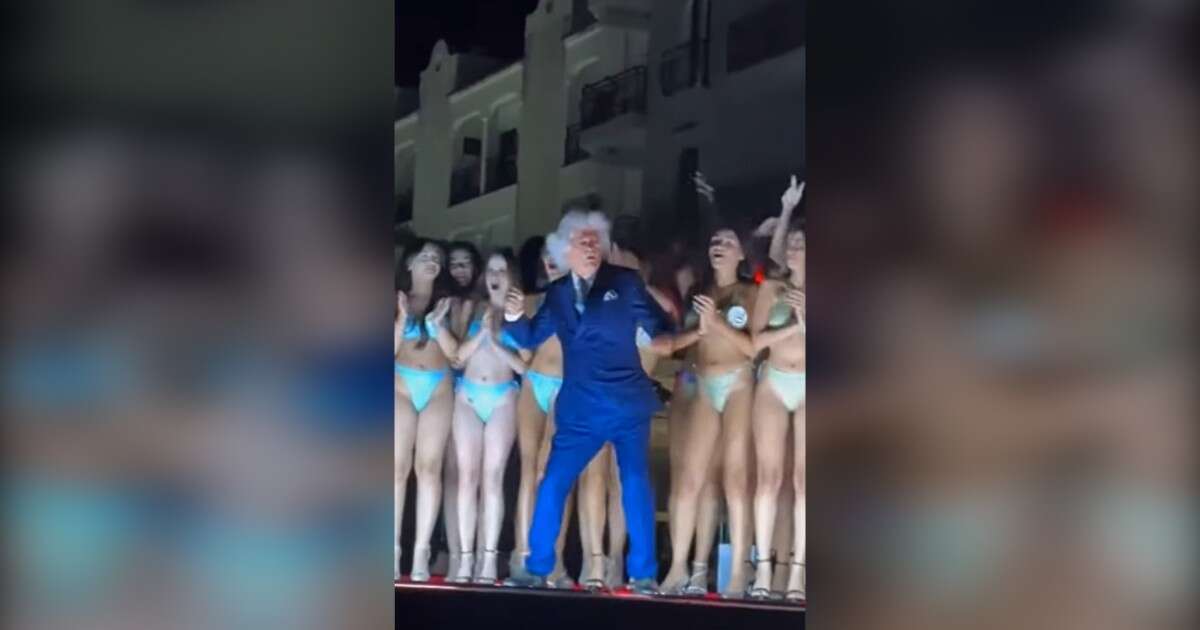 Antonio Razzi scatenato sul palco: l’ex senatore balla tra le miss di “Venere d’Italia”. Le immagini fanno il giro del web