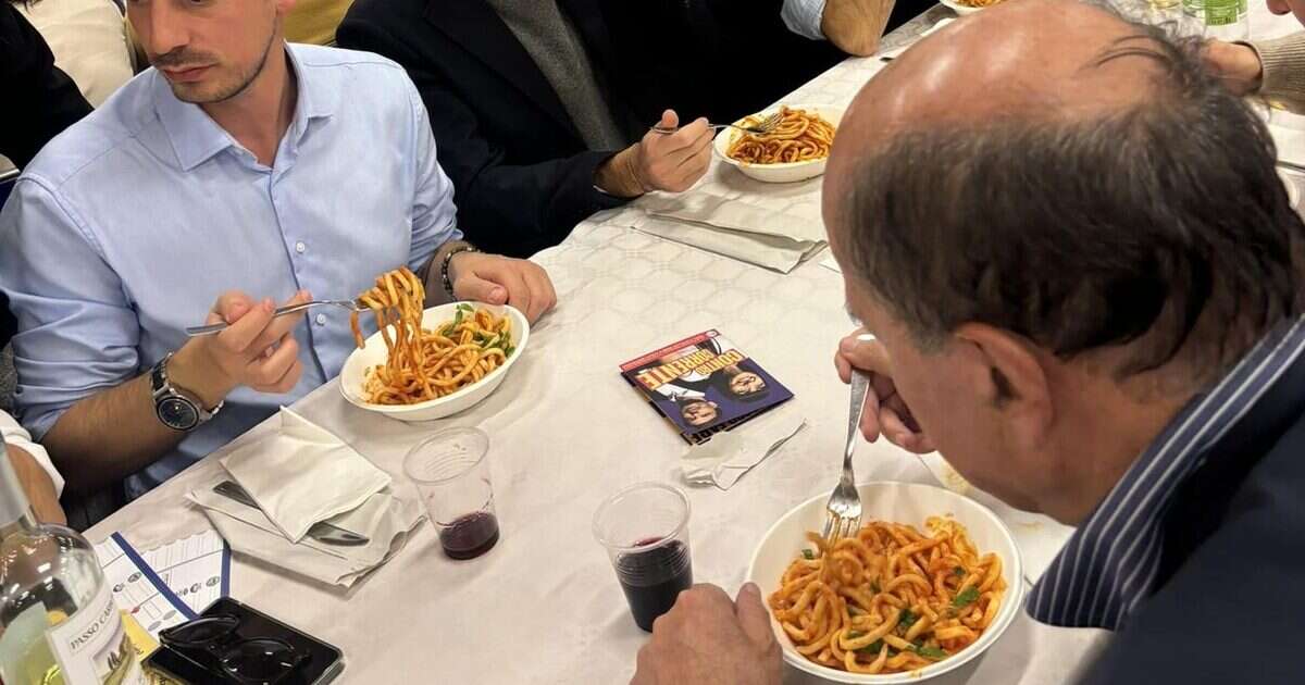 Bersani e la cena elettorale a base di pasta al ragù con i militanti umbri: “Cara Meloni, come sempre caviale”