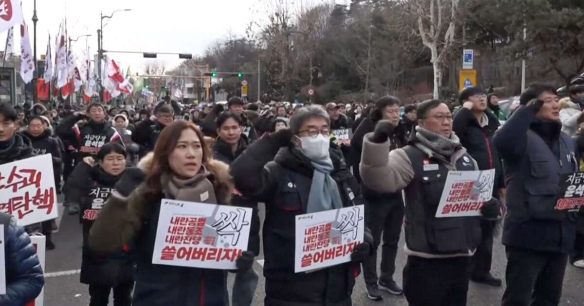 Centinaia di manifestanti marciano verso la residenza del presidente sudcoreano Yoon: la protesta dopo il mancato arresto