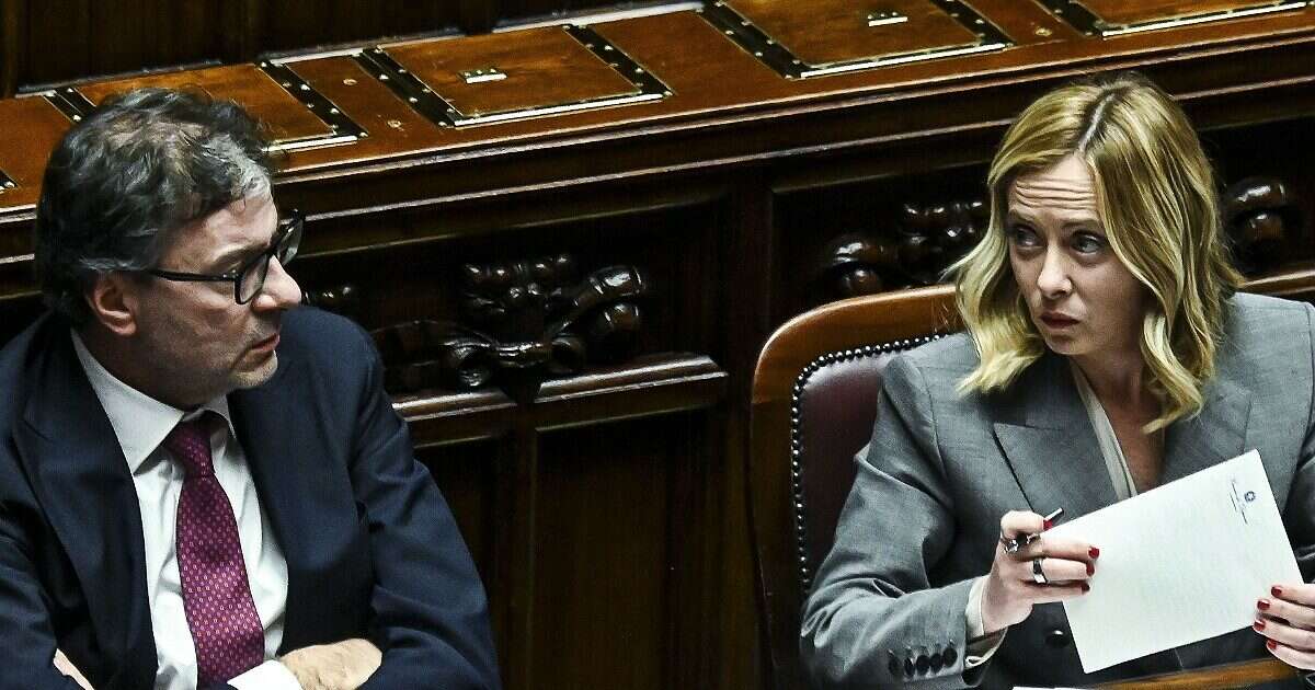 Meloni: “Non aumentiamo tasse né chiediamo sacrifici”. L’opposizione: “Mente. Salgono le accise e Giorgetti annuncia rincari sulle case”