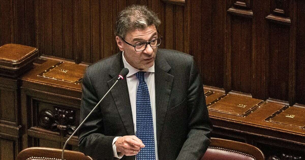 Governo e maggioranza festeggiano l’offerta di Mps, partecipata dal Tesoro. M5s: “Meloni diventa un furbetto del quartierino”