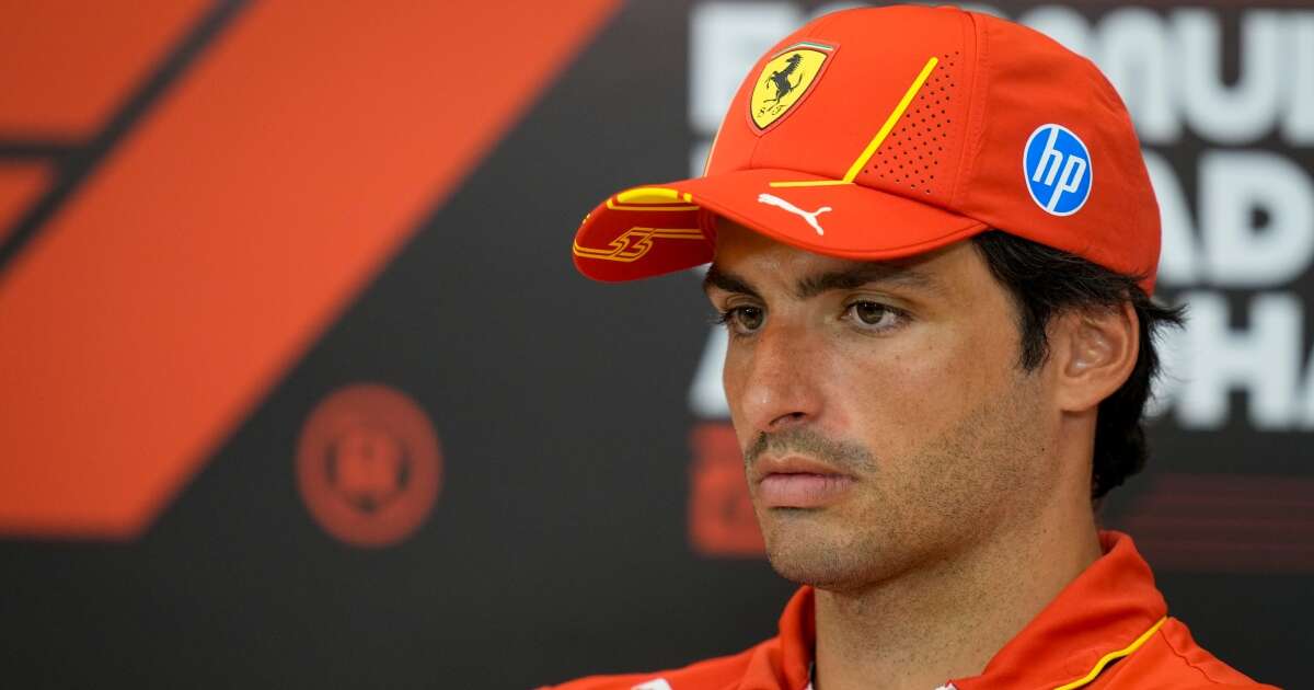 F1, Sainz si commuove leggendo le lettere dei fan della Ferrari: “Grazie per questi anni passati insieme”