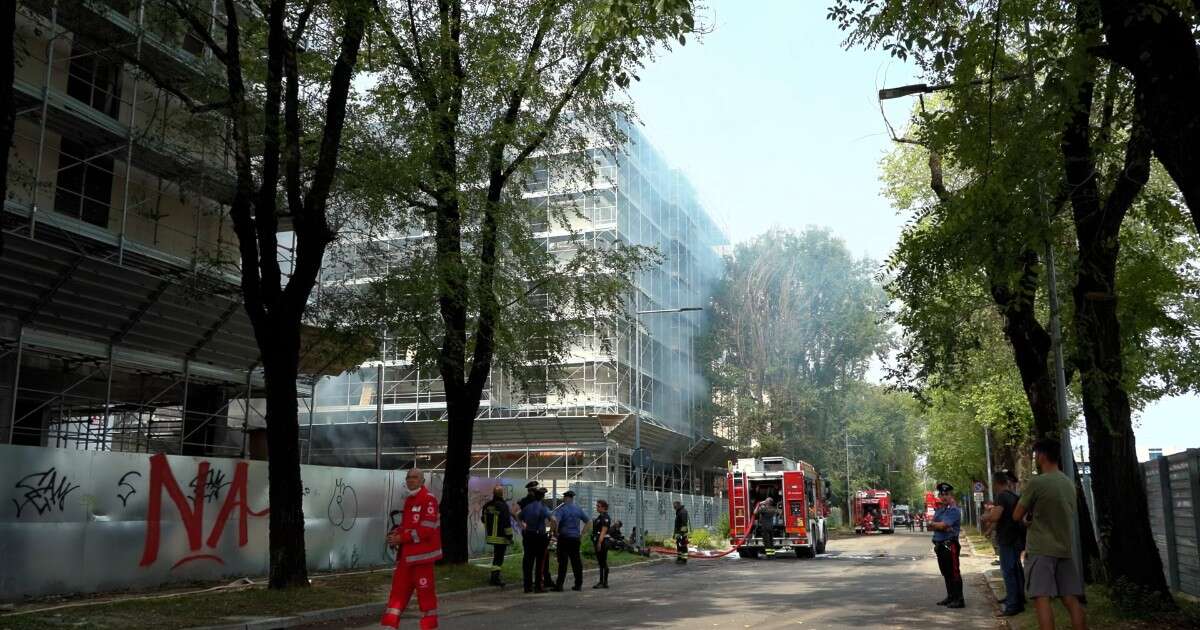 Maxi incendio a San Donato Milanese, rogo in un cantiere di palazzi in costruzione: densa nube di fumo nell’aria – Video