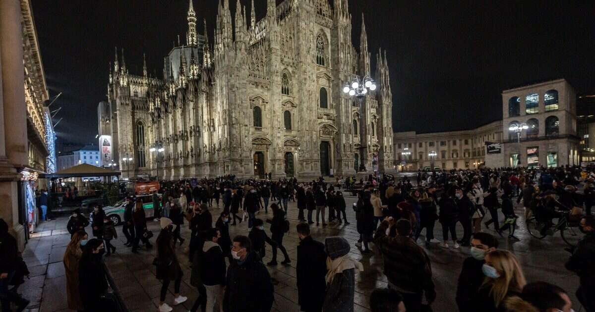 Evacuato il negozio H&M in piazza Duomo a Milano: fumo dai magazzini, vigili del fuoco al lavoro