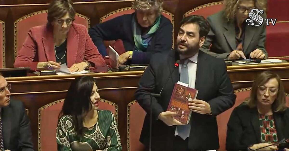 Almasri, il senatore Pd mostra Pinocchio in Aula: “Meloni fa la faccia truce con i disperati e scarcera i torturatori. Ci espone al ridicolo”