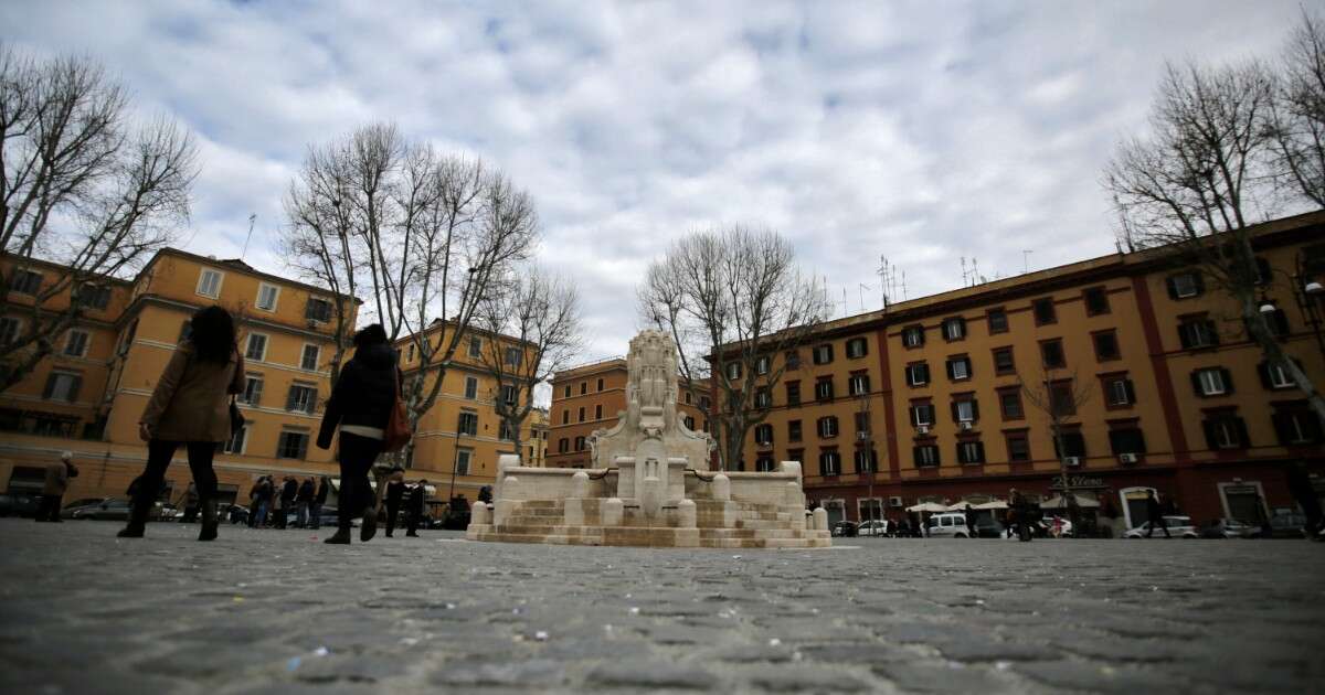 Studente di 17 anni accoltellato al collo a Testaccio dopo una lite a scuola: aggredito da due coetanei