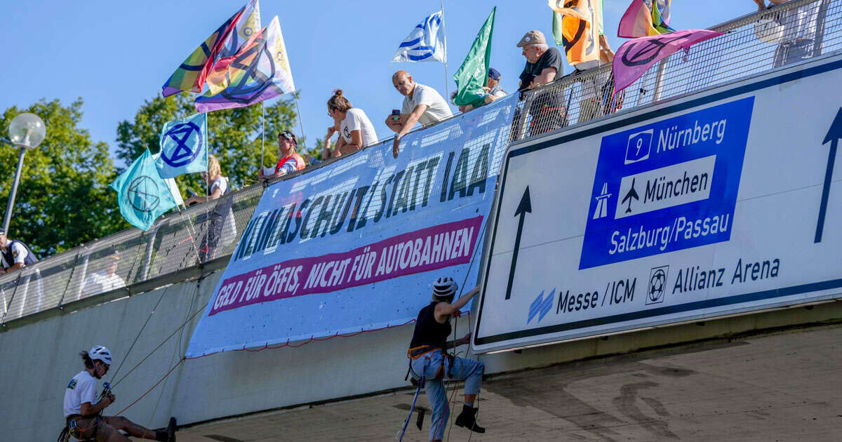 Germania, protestò contro il carbone e la fiera dell’auto: 28enne ambientalista esclusa dall’insegnamento. “E’ una estremista”