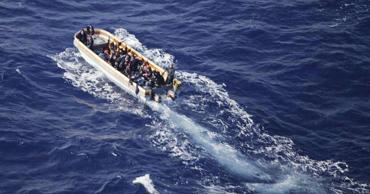 Migranti, ong contro Frontex. “La Corte di giustizia Ue impedisca all’agenzia di segnalare le imbarcazioni alla guardia costiera libica”