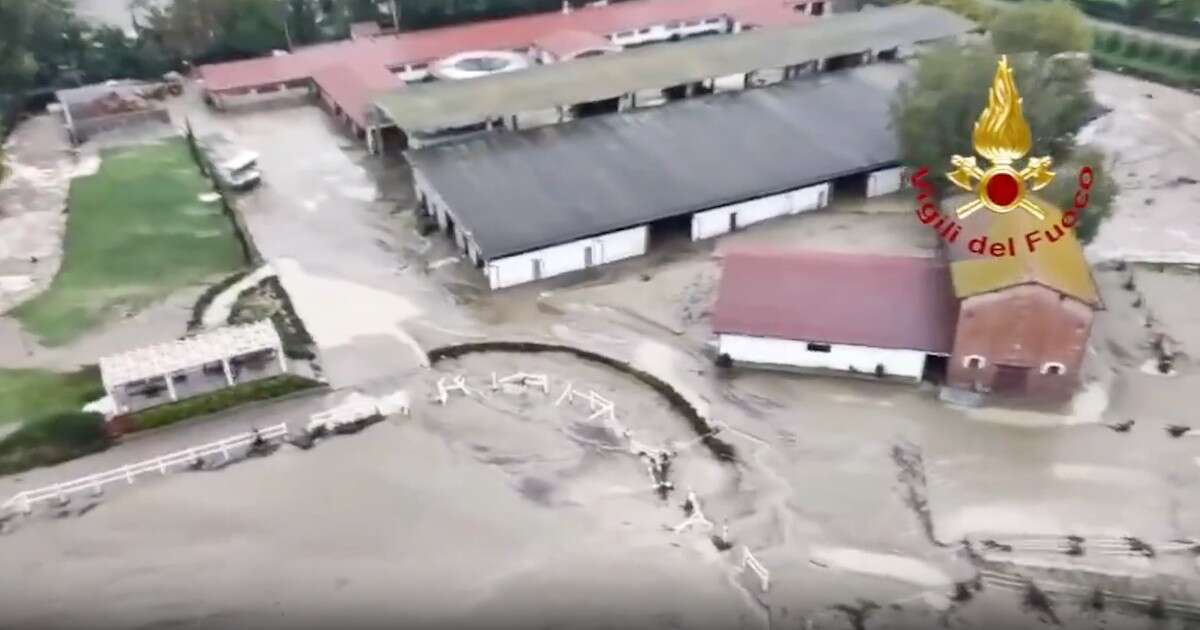 Alluvione Emilia-Romagna, oltre 300 interventi dei vigili del fuoco nel Bolognese: le campagne inondate riprese dall’elicottero dei soccorsi