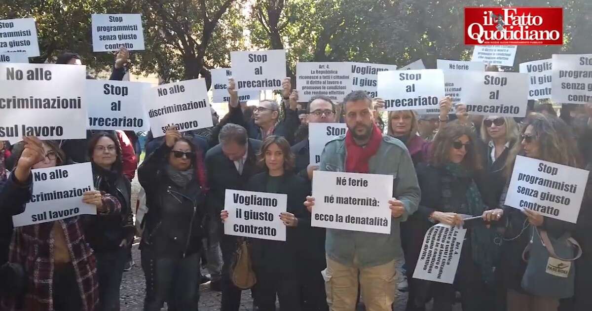 “Giornalisti di fatto senza giusto contratto”, i precari Rai protestano a Viale Mazzini: “Qui per difendere la nostra dignità”