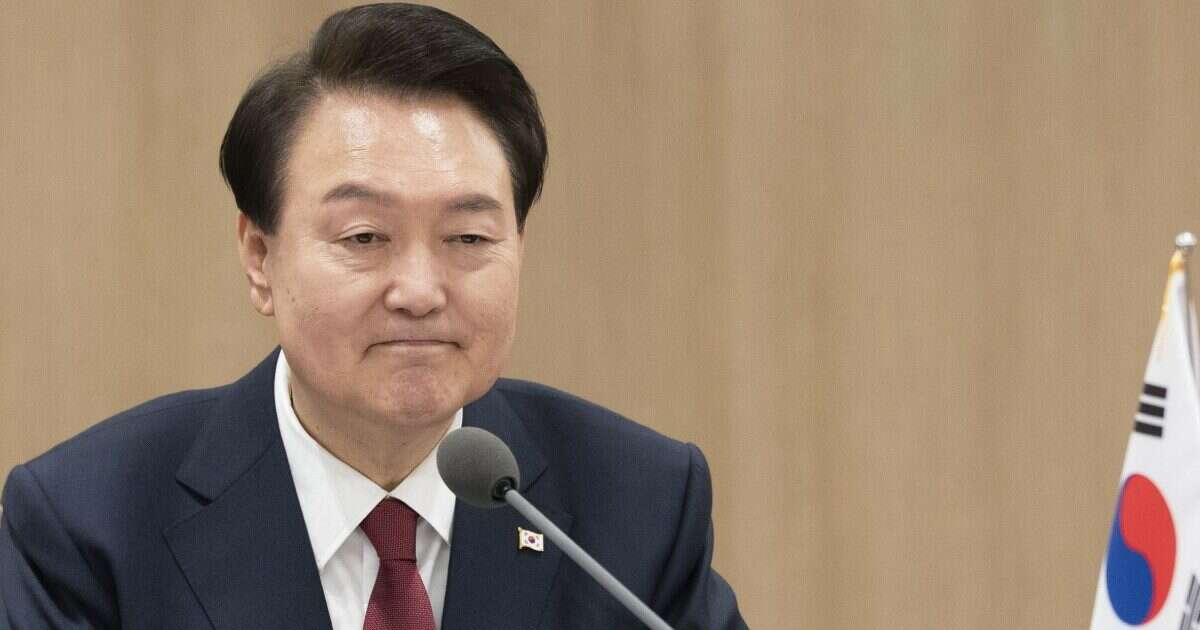 Corea del Sud, l’ex ministro della Difesa tenta il suicidio in carcere. Blitz della polizia negli uffici del presidente, le guardie li bloccano