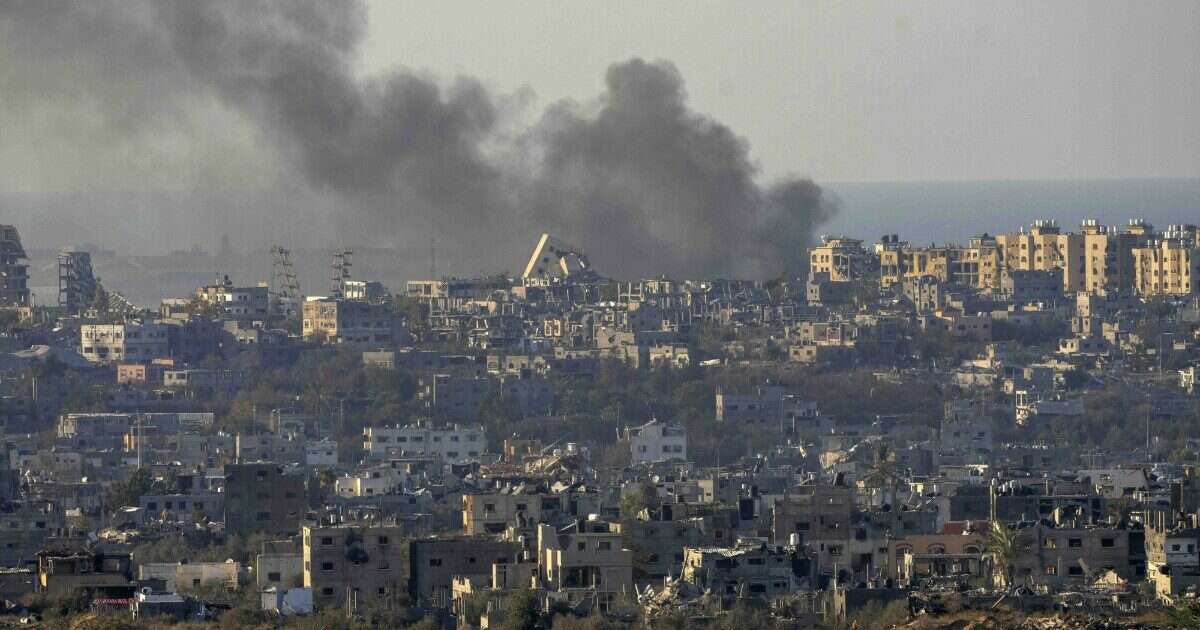 Raid aereo di Israele in due scuole rifugio a Gaza: almeno 13 morti, tra loro 5 bambini. Idf: “Erano centri di comandando di Hamas”