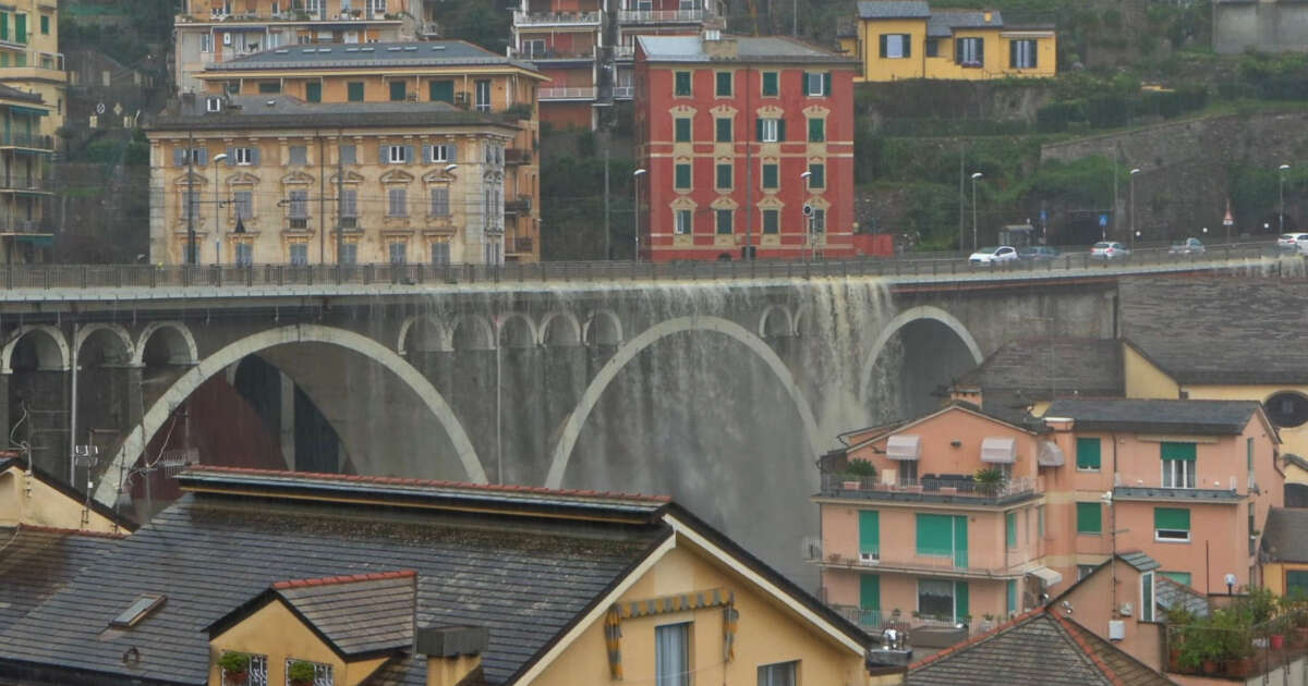 Nubifragio a Genova, cascate d’acqua dal ponte dell’Aurelia sul fiume Sori: il video