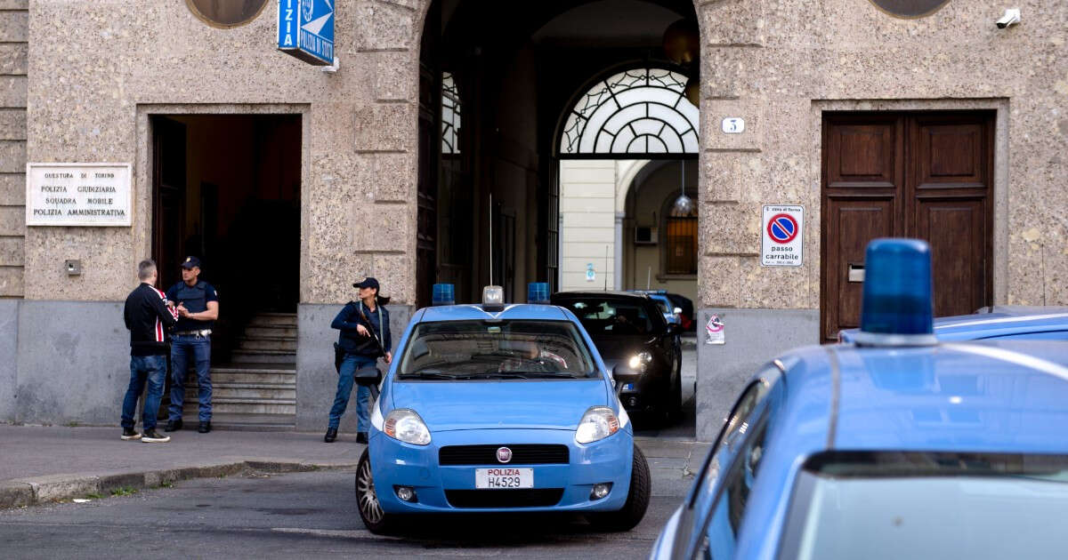 Antagonisti assaltano una volante per liberare un uomo che doveva entrare in un Cpr: 4 fermi