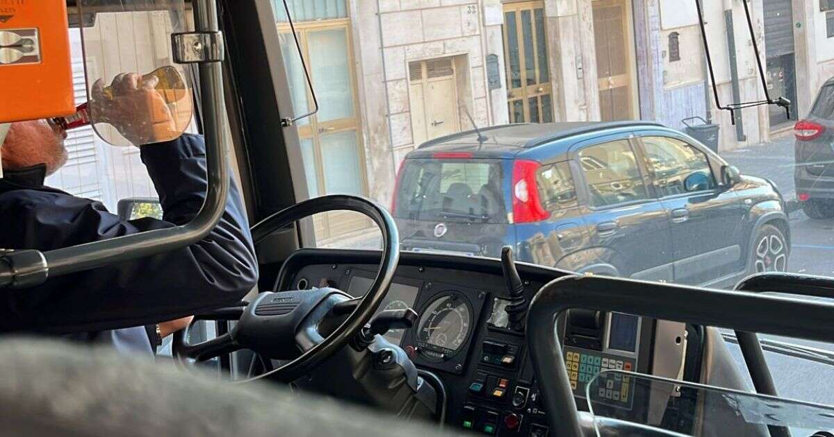 Beve una birra mentre guida un autobus di Ferrovie del Gargano: multato dalla polizia