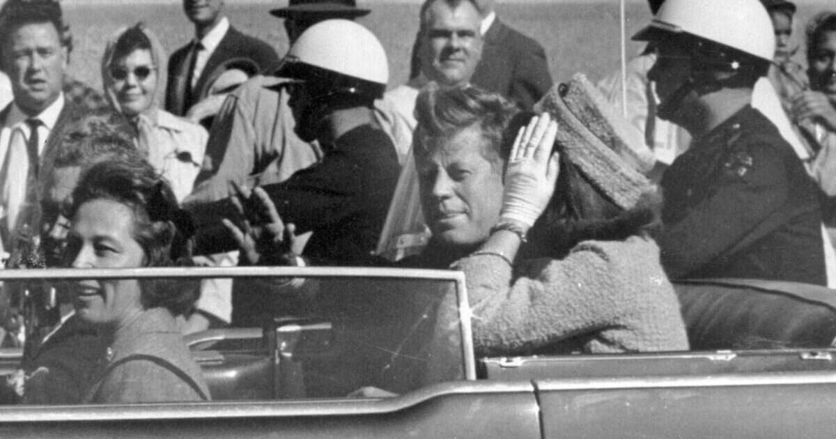 Trump sulla morte di Jfk: “Ora tutto sarà rivelato”. Il nipote: “Teorie del complotto? Il presidente strumentalizza mio nonno”