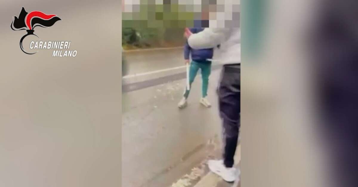 Tre 16enni picchiano due coetanei fuori da un istituto scolastico, usata anche una spranga di ferro: il video del pestaggio