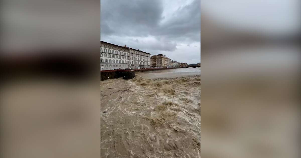 Allerta rossa a Firenze per l’Arno, le immagini del fiume ingrossato in città. Il picco atteso nel pomeriggio – Video