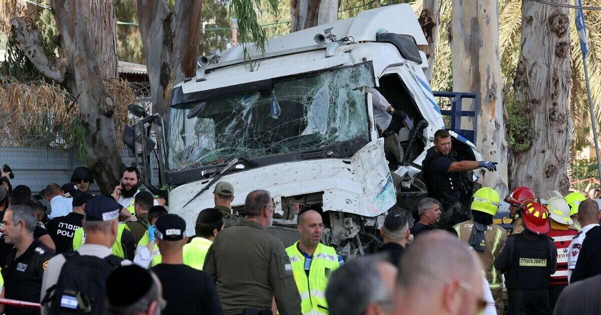 “Attentato a Tel Aviv”, camion piomba sulla fermata del bus: un morto e feriti. Iran all’Onu: “Israele viola diritto internazionale”