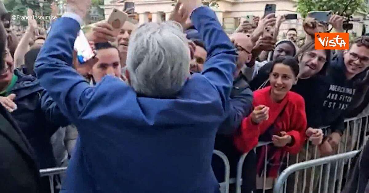 Urla, cori e applausi: Melenchon saluta la folla a Parigi dopo i risultati del secondo turno – Video