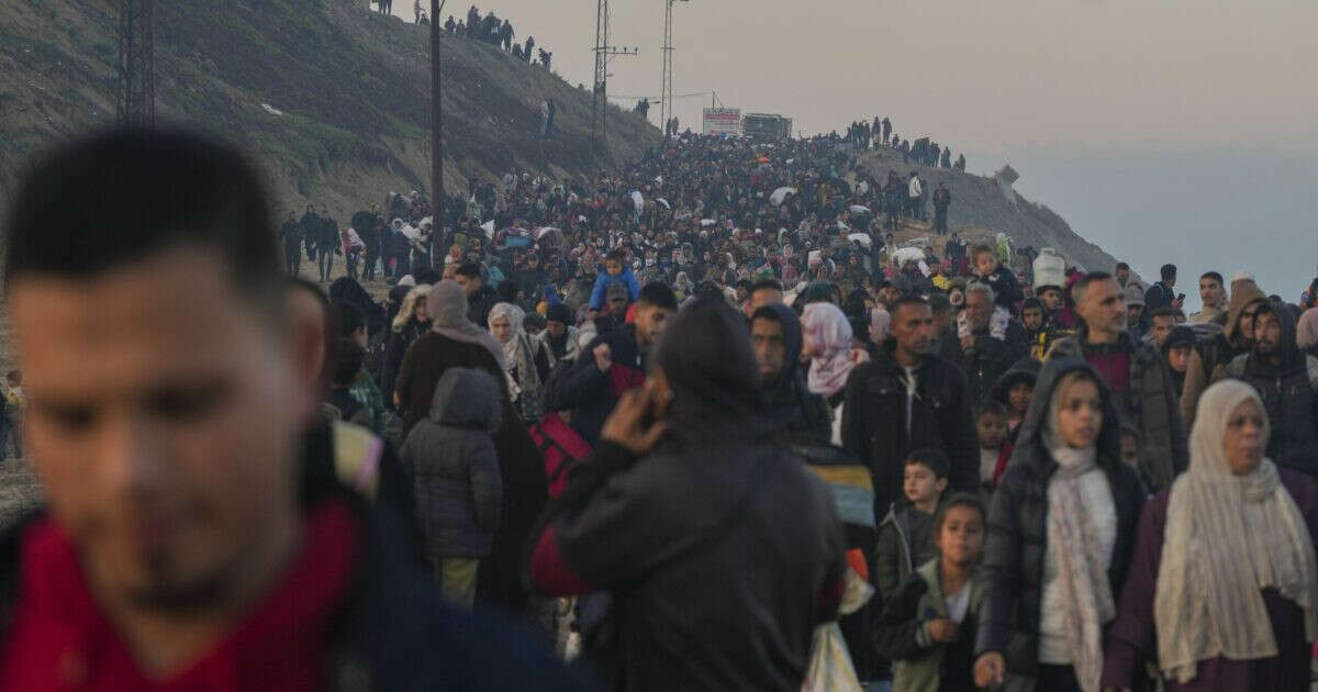 Gaza, continua il ritorno a nord. Israele spara: “uccisi un uomo e un bambino”. Trump insiste con la deportazione dei palestinesi