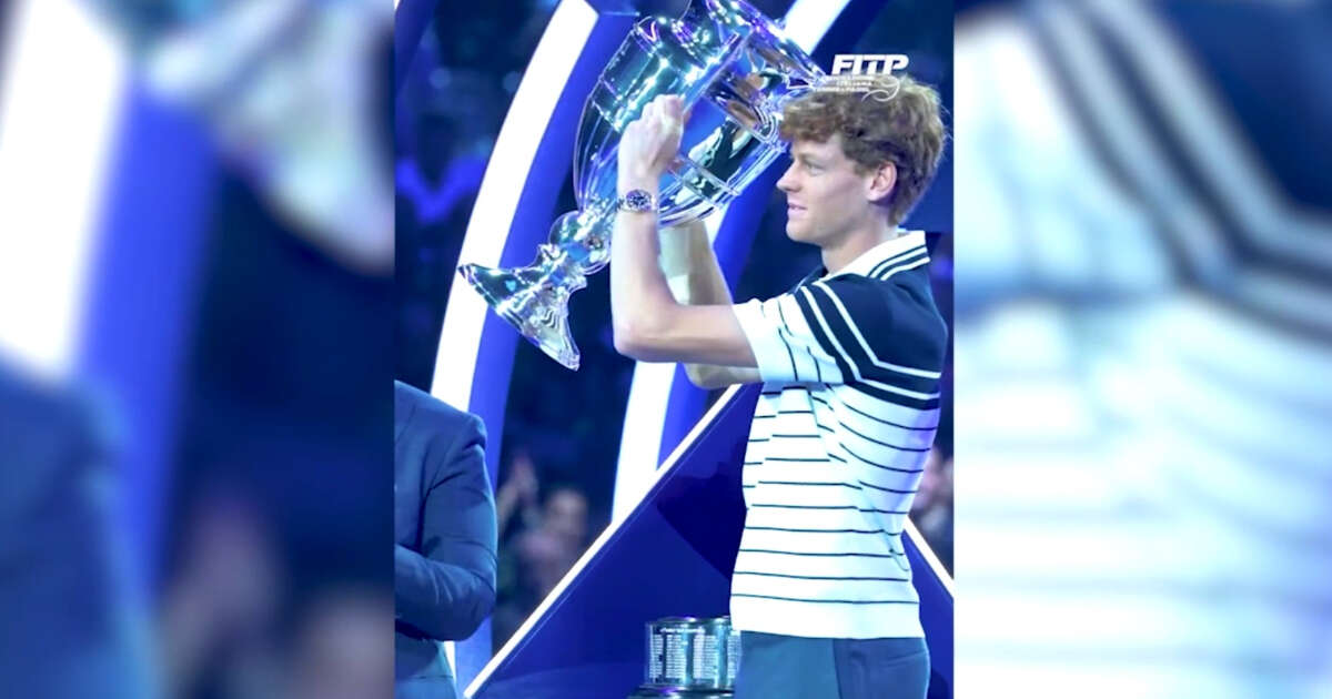 Atp Finals 2024, Sinner premiato come tennista numero uno al mondo. La madre si commuove durante la premiazione