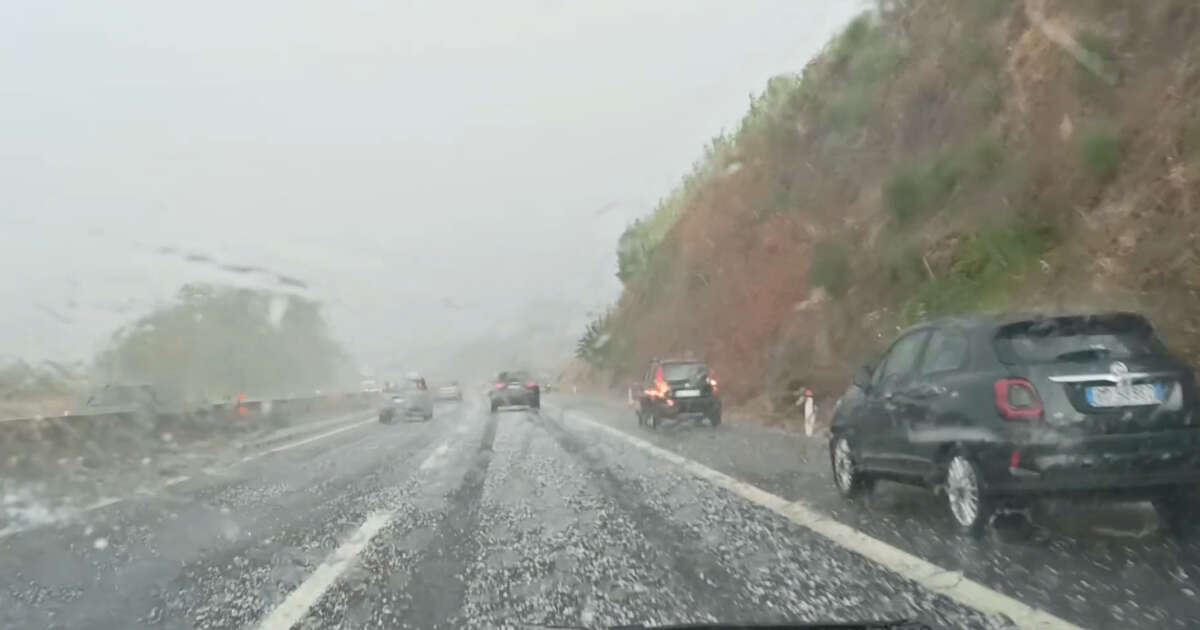 Forte grandinata lungo la A1, automobilisti costretti a fermarsi tra Monte Porzio e San Cesareo – Video