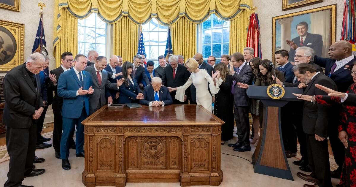 Foto da ‘Ultima Cena’ alla Casa Bianca, Trump inaugura l’ufficio della Fede. Lo guiderà Paula White, predicatrice che dice di aver visto Dio