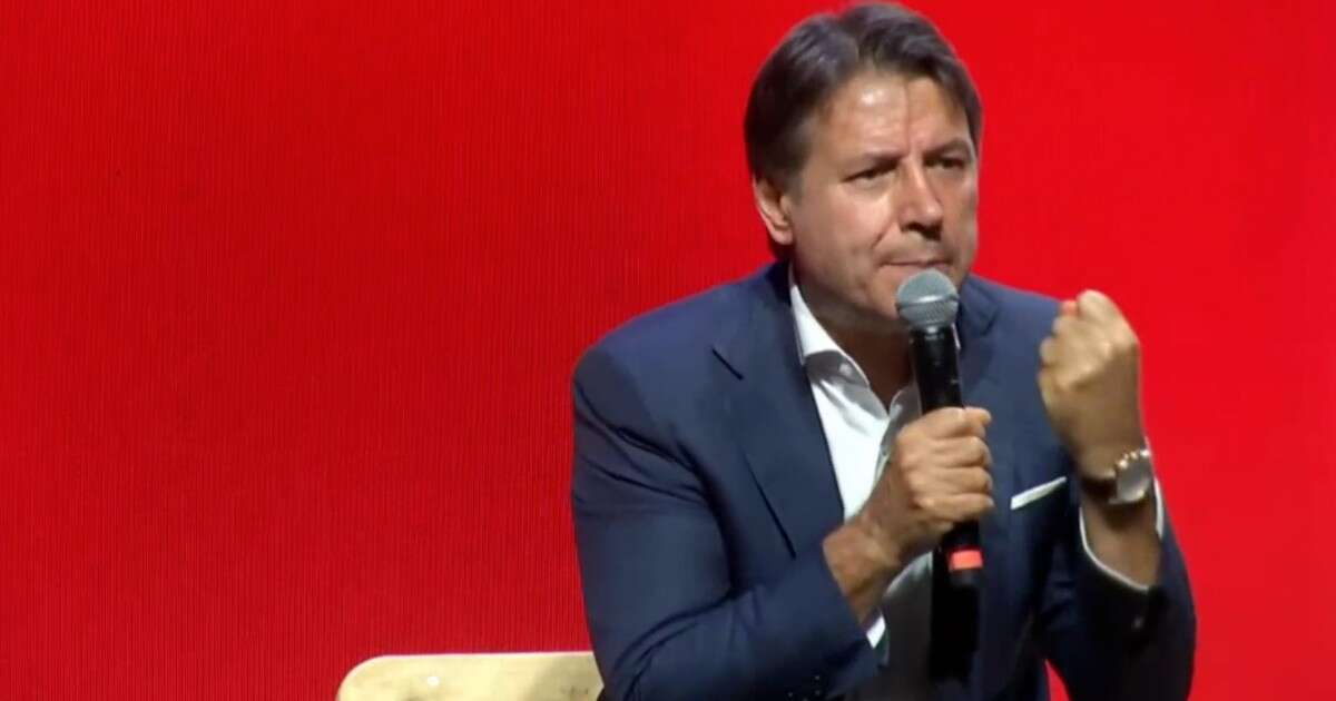 Giuseppe Conte si rivolge al pubblico della festa del Pd: “Vi fidate di Renzi?”, si leva un coro di “Nooo”