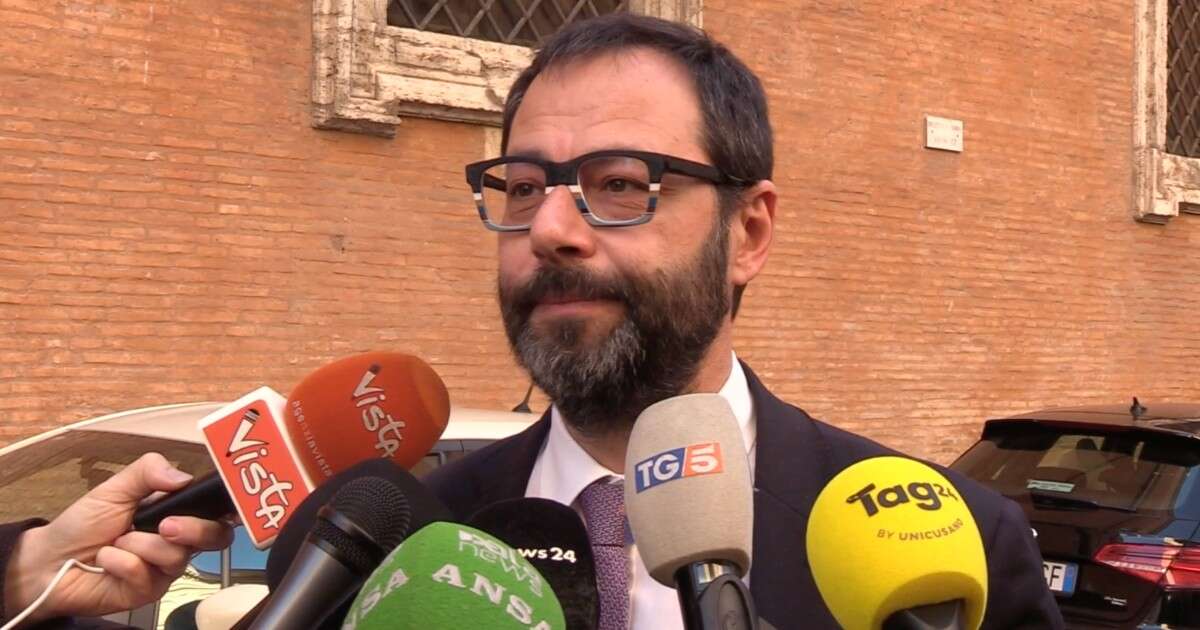 Decreto fiscale, Patuanelli: “Pil in calo nel 2025. Governo vada a casa”. E sul simbolo M5S: “Mi interessa di più il rilancio dalla base”