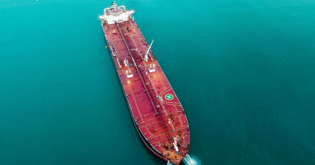 Una falla nello scafo della petroliera Seajewel e lo spettro del sabotaggio: mistero al largo di Savona. “La nave era nella flotta ombra russa”