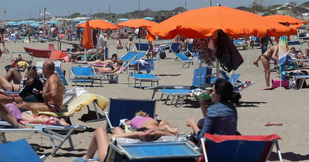 Inflazione, anche a giugno prezzi in salita dello 0,8% ma le vacanze rincarano di più: hotel, aerei e biglietti del treno molto sopra la media