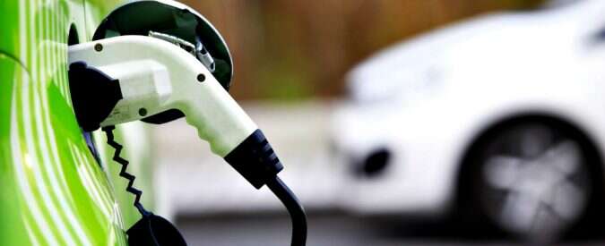 Auto elettriche, Deloitte: “Ancora troppo care. Aumentato l’interesse dei consumatori per i veicoli a combustione”