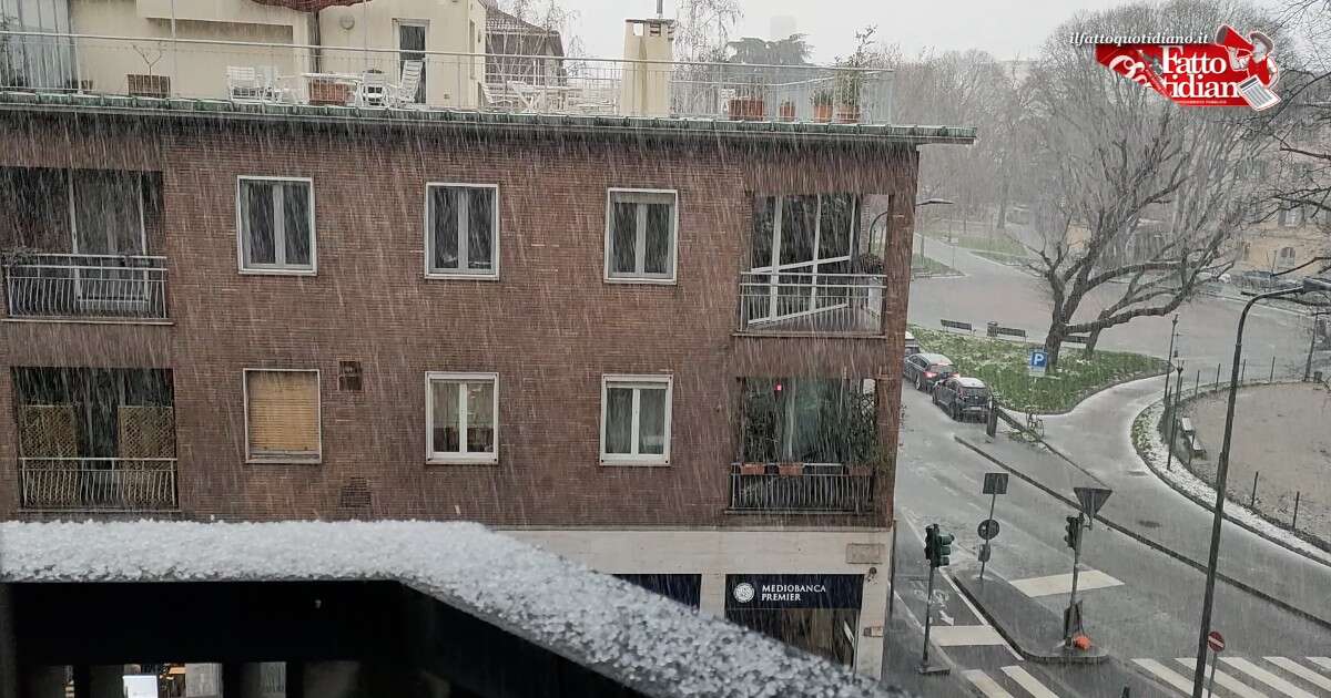 Grandinata a Milano, vento forte e chicchi bianchi nel capoluogo lombardo: imbiancate strade e auto – Video