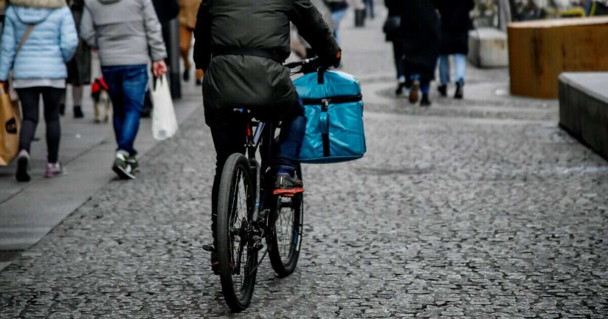 Rider indagato per violenza aggravata: ha adescato un bimbo di 9 anni con la scusa di fargli provare la bici