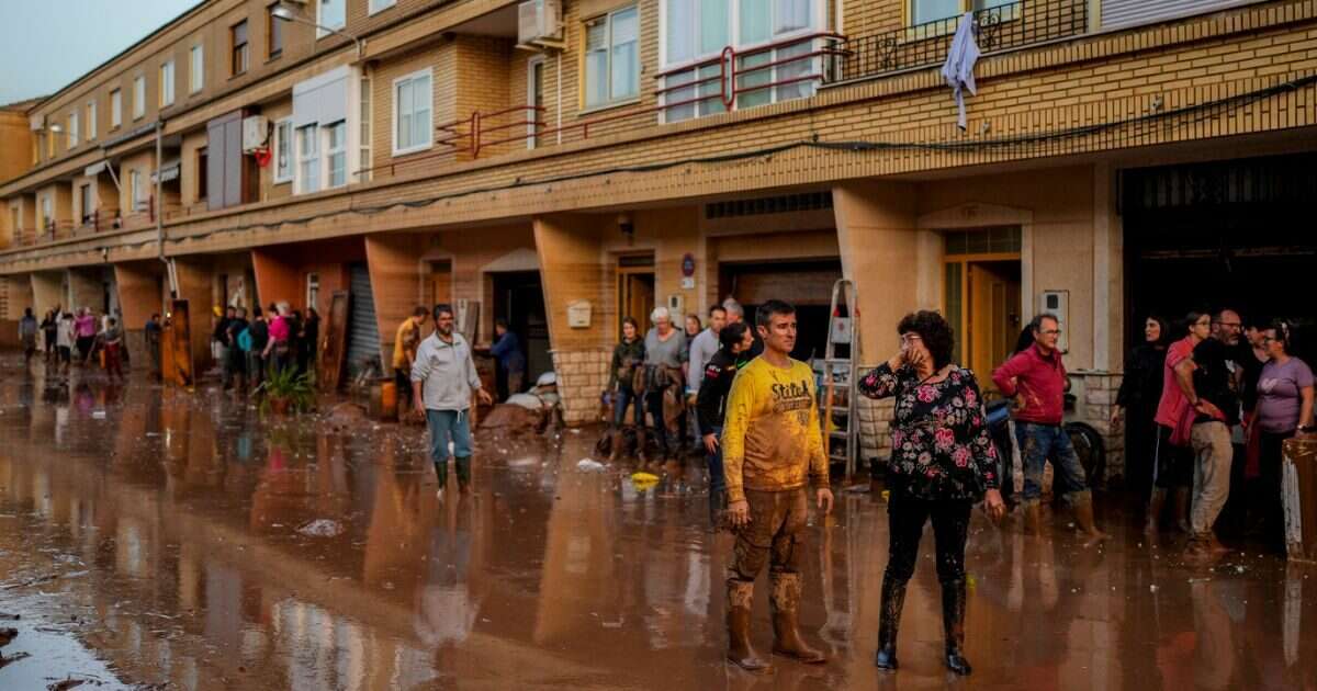 Catastrofe climatica, a Valencia si cercano i dispersi: “Possono esserci persone ancora vive”. Oltre 300mila senz’acqua potabile