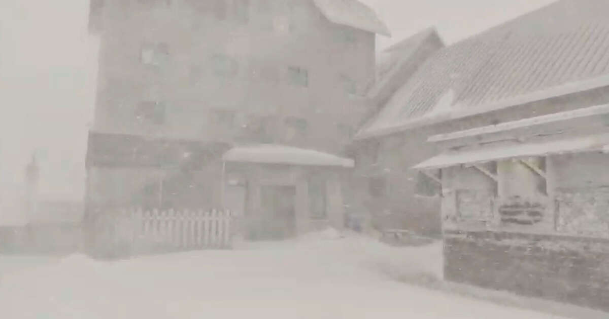 Bufera di neve a Campo Imperatore, 18 persone bloccate in rifugio (tra cui 11 soccorritori del Cnsas): il video delle condizioni estreme