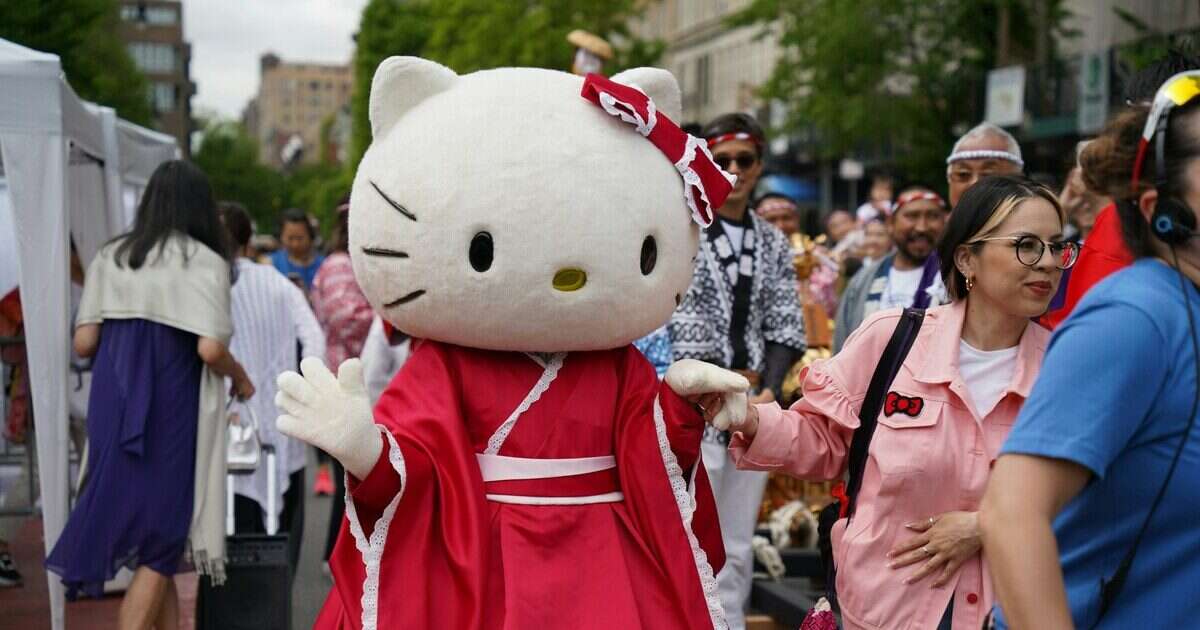 Hello Kitty compie 50 anni: storia della micetta-bambina che dal Giappone ha conquistato il mondo. Incassando 80 miliardi