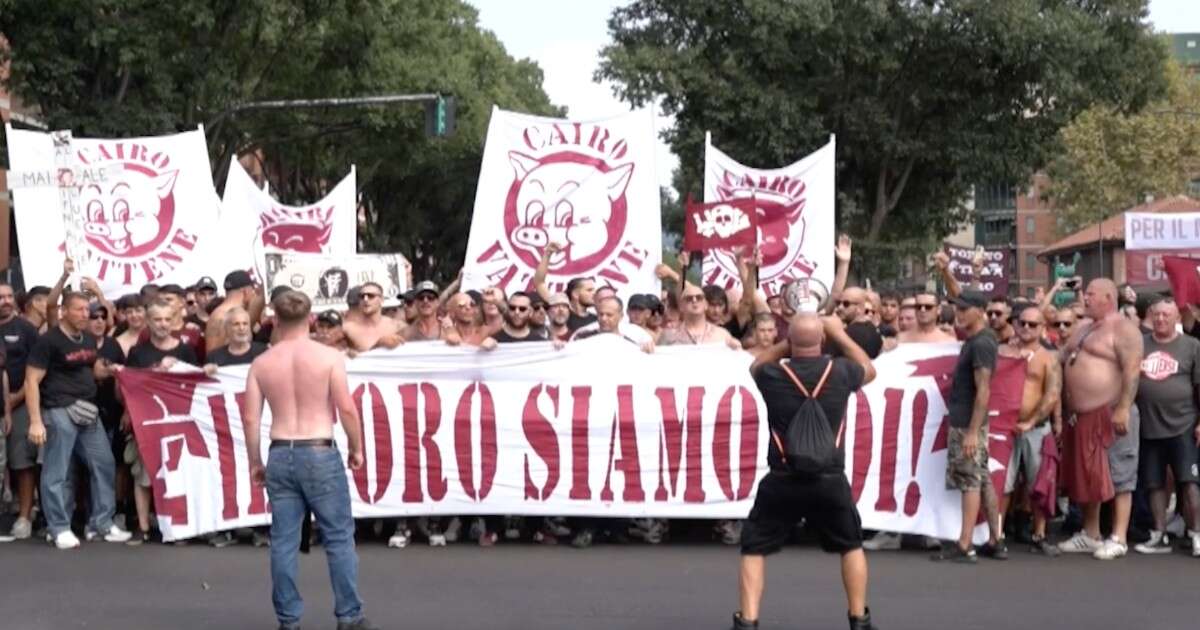 Calcio, proteste dei tifosi del Torino contro il presidente Urbano Cairo. Migliaia in corteo fino allo stadio