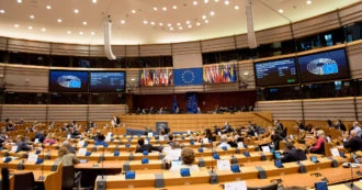 Vaccini, il Parlamento europeo chiede la liberalizzazione dei brevetti. Studio: “Bastano pochi mesi per convertire uno stabilimento”