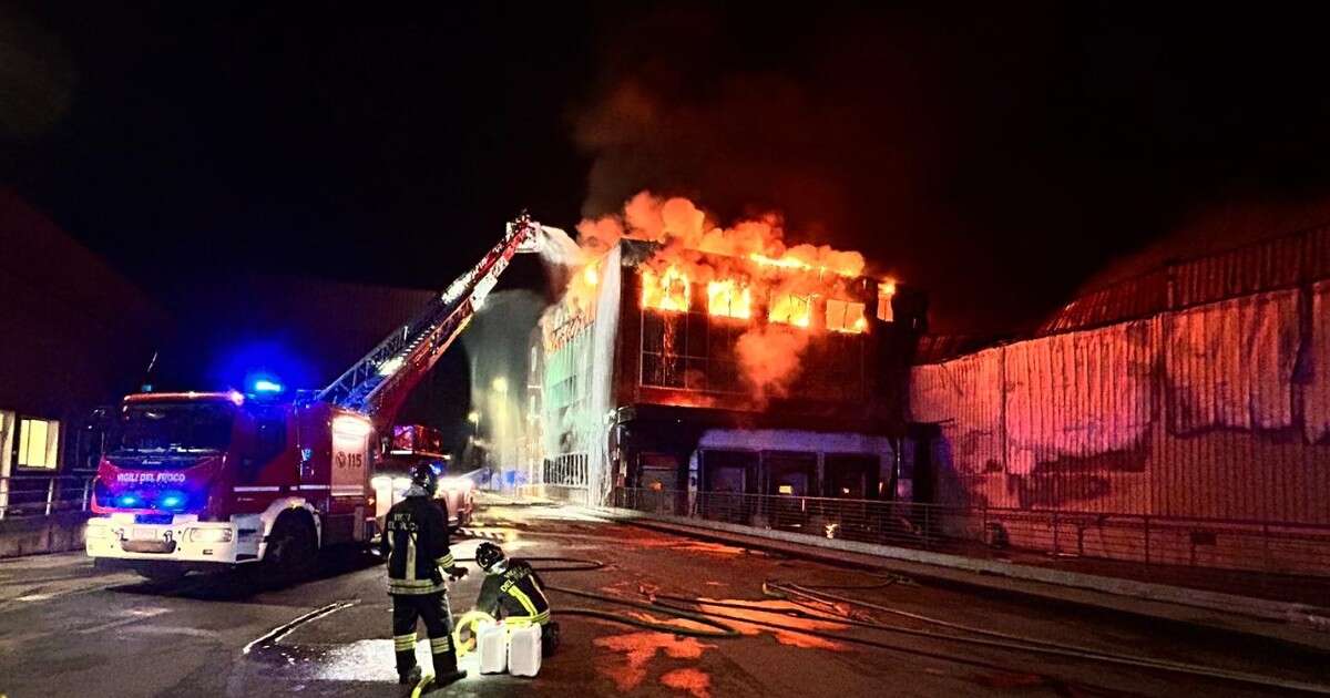 Maxi incendio nella sede dell’Inalca a Reggio Emilia. L’azienda è del gruppo Cremonini, il più grande produttore di carni in scatola