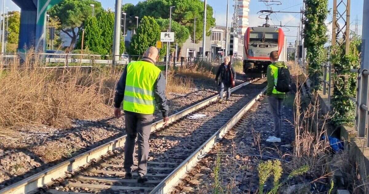 Travolto a 22 anni da un treno a Parma: “Aveva finito un turno di 10 ore, poteva salvarsi”