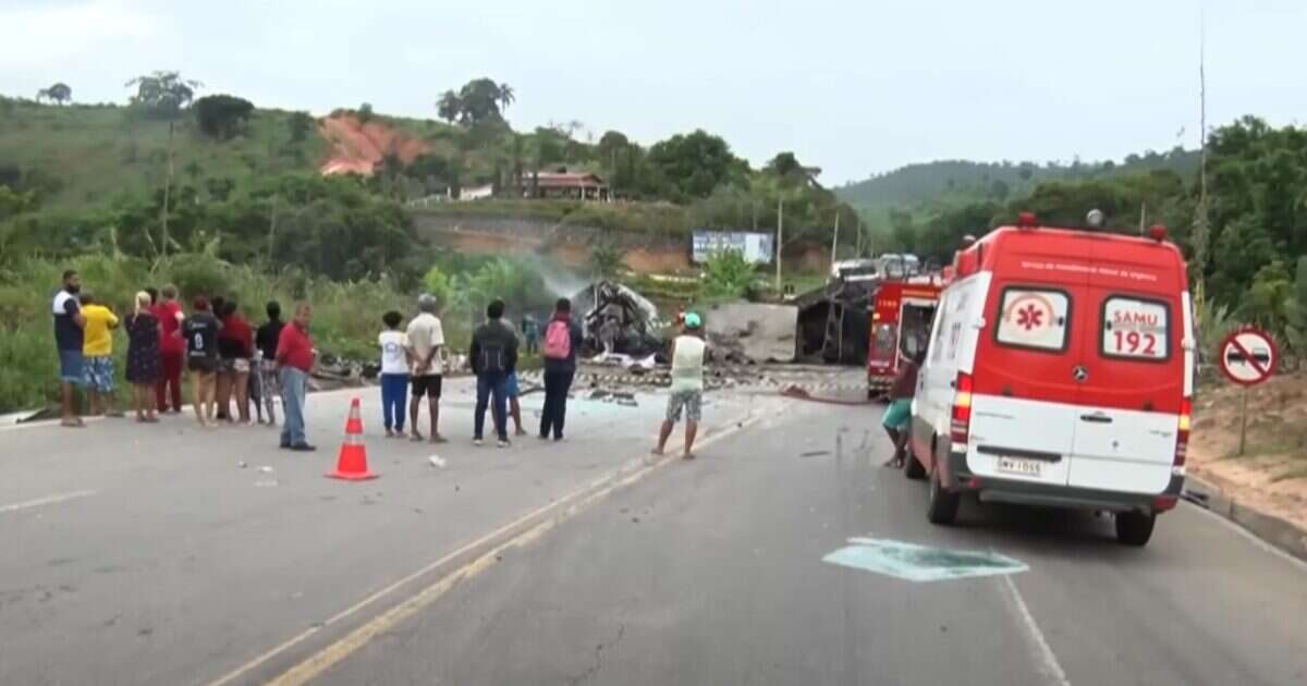 Brasile, autobus si schianta in autostrada con un camion e si incendia: morte 38 persone