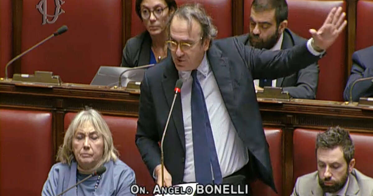 Bonelli attacca il governo: “Volete passare dalla dipendenza del gas di Putin a quello di Trump e degli arabi. Chi ci guadagna? Società come Eni”