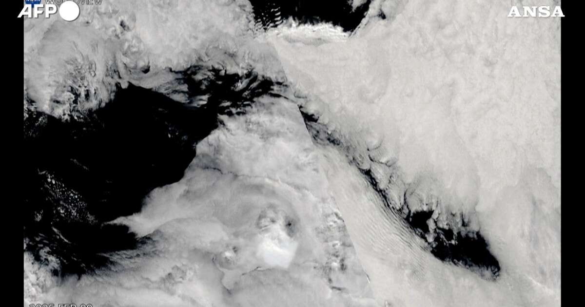 L’iceberg più grande del mondo si ferma a 70km da un’isola antartica: le immagini satellitari della Nasa