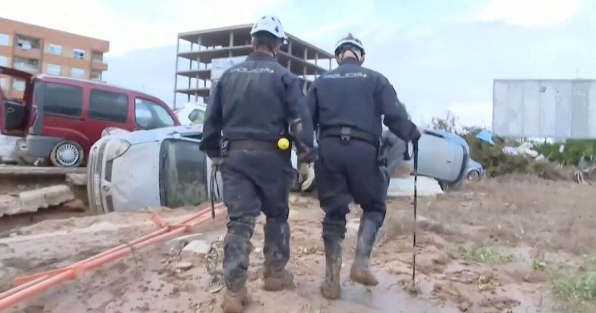 Valencia, la ricerca di dispersi e vittime tra le carcasse delle auto. E i volontari ripuliscono le strade dal fango